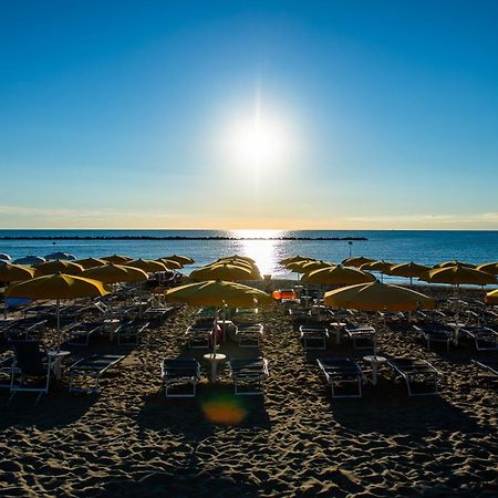 Hotel Holiday Martinsicuro Dış mekan fotoğraf