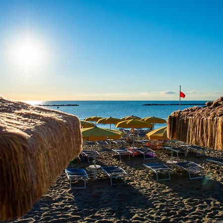 Hotel Holiday Martinsicuro Dış mekan fotoğraf