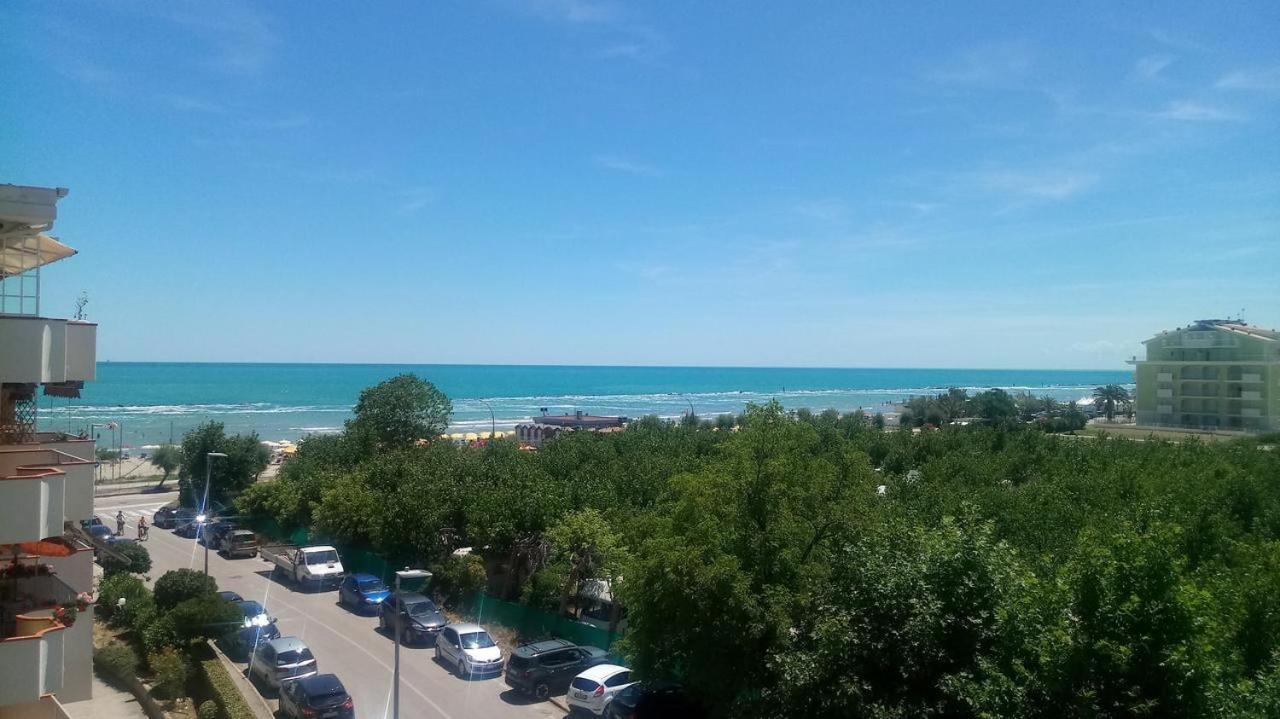 Hotel Holiday Martinsicuro Dış mekan fotoğraf