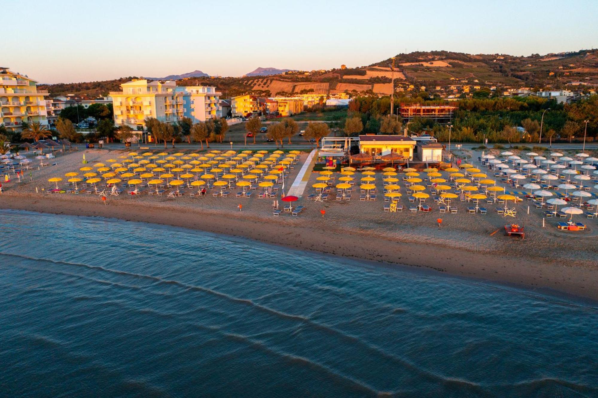 Hotel Holiday Martinsicuro Dış mekan fotoğraf