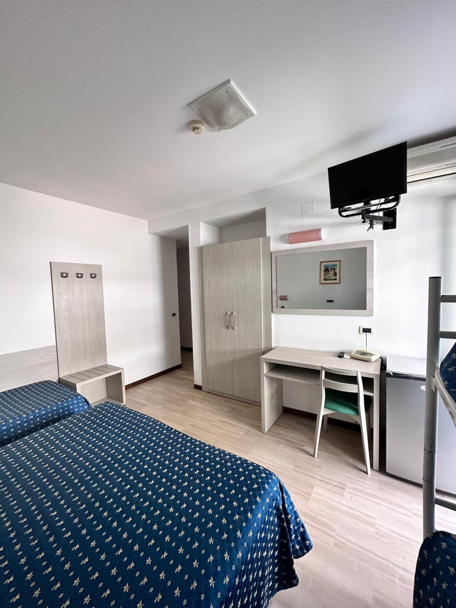 Hotel Holiday Martinsicuro Oda fotoğraf