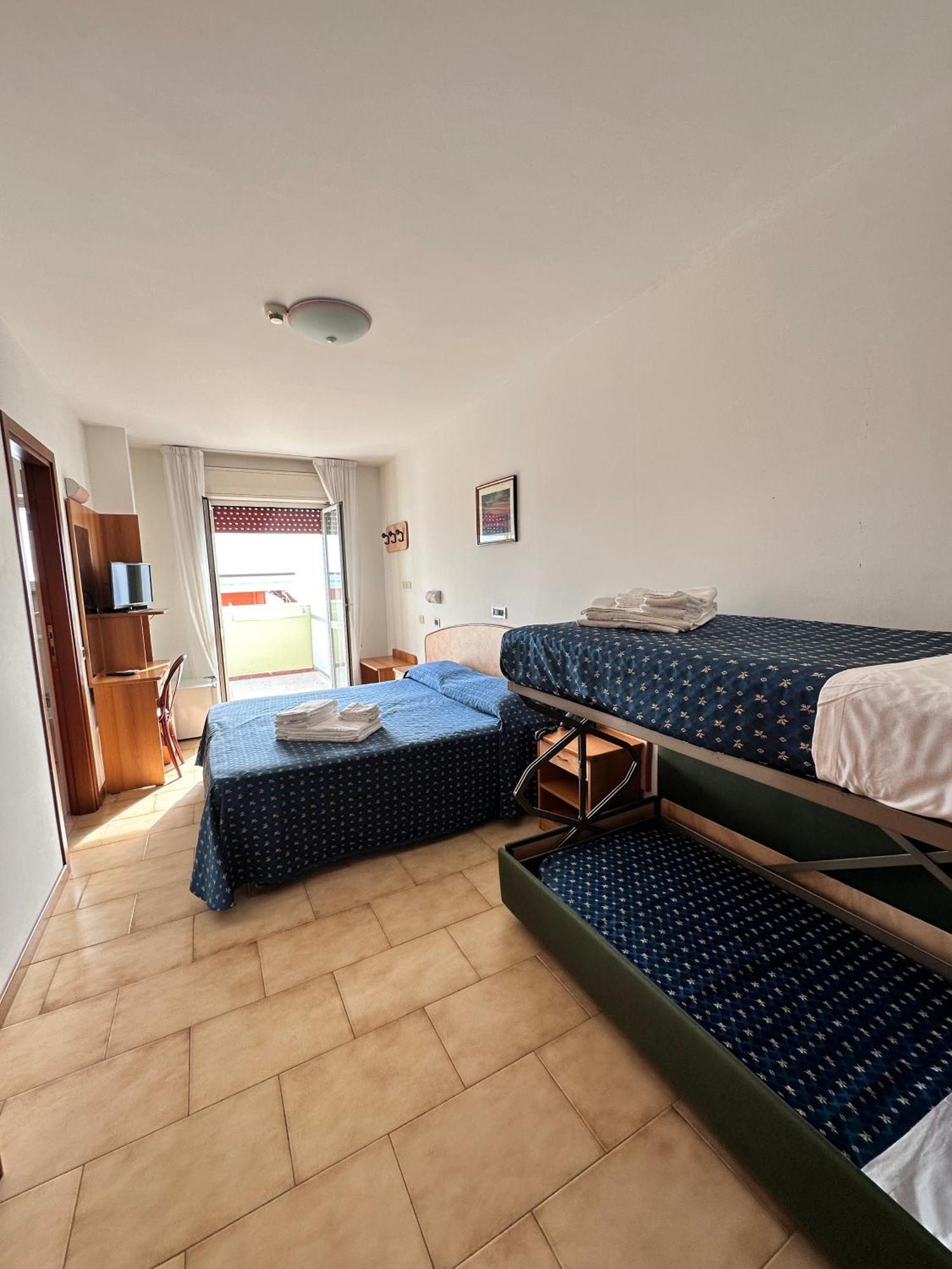 Hotel Holiday Martinsicuro Oda fotoğraf