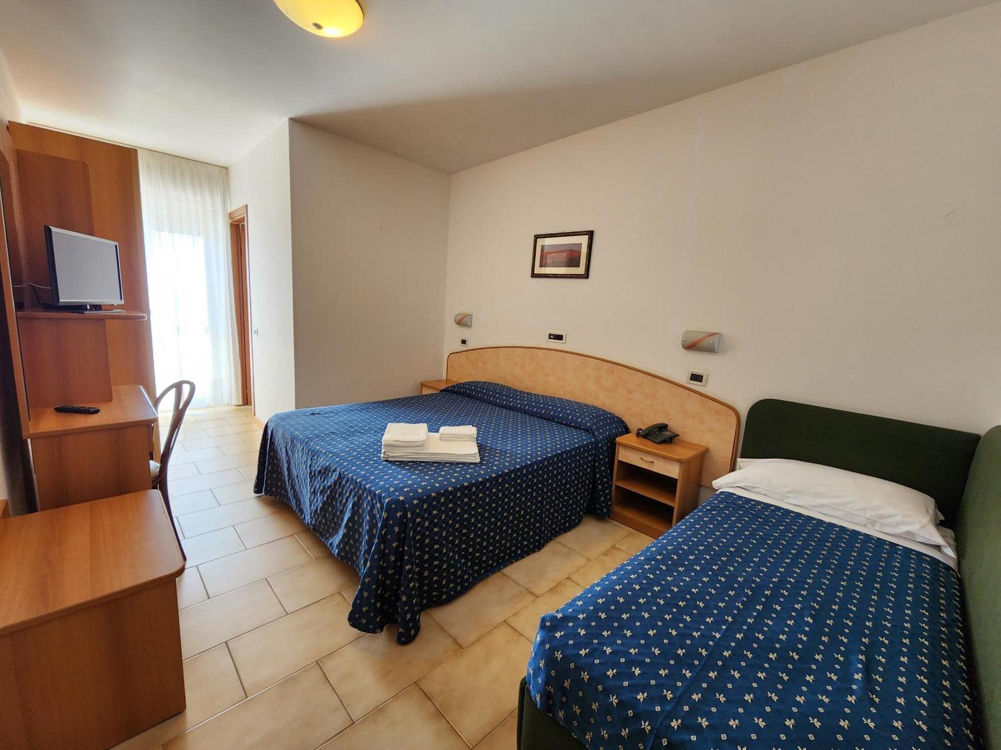 Hotel Holiday Martinsicuro Oda fotoğraf