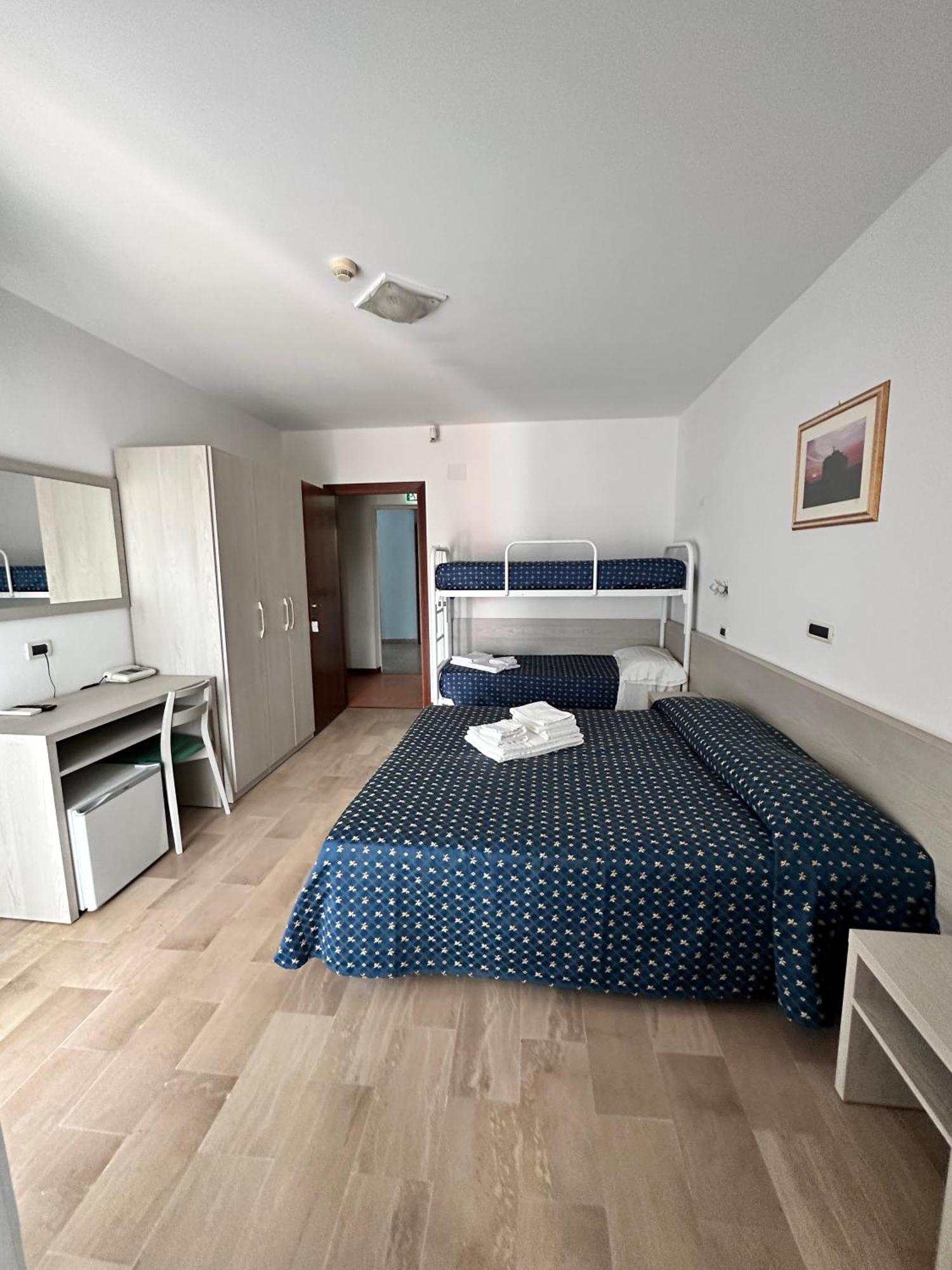 Hotel Holiday Martinsicuro Oda fotoğraf