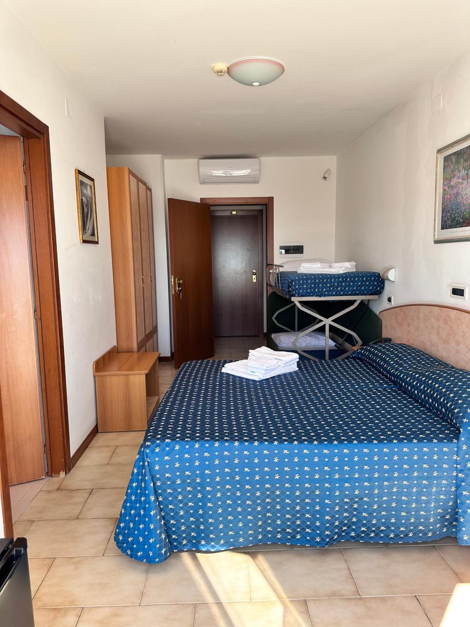 Hotel Holiday Martinsicuro Oda fotoğraf