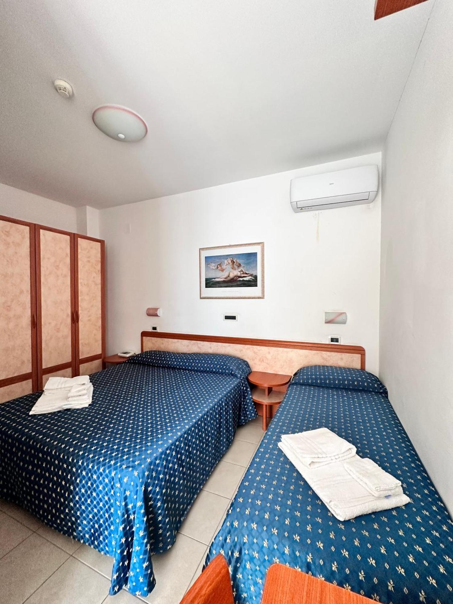 Hotel Holiday Martinsicuro Oda fotoğraf