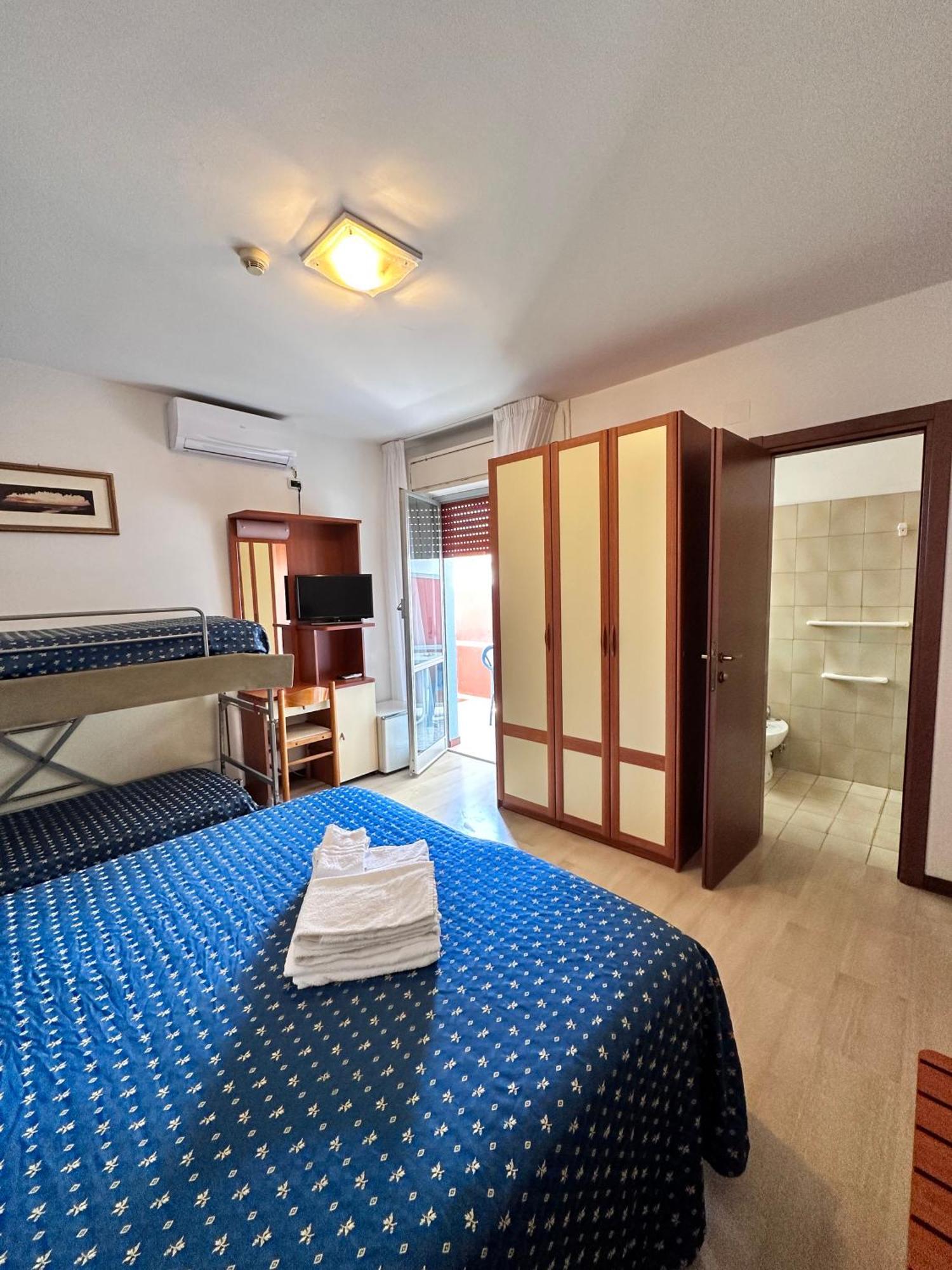 Hotel Holiday Martinsicuro Oda fotoğraf